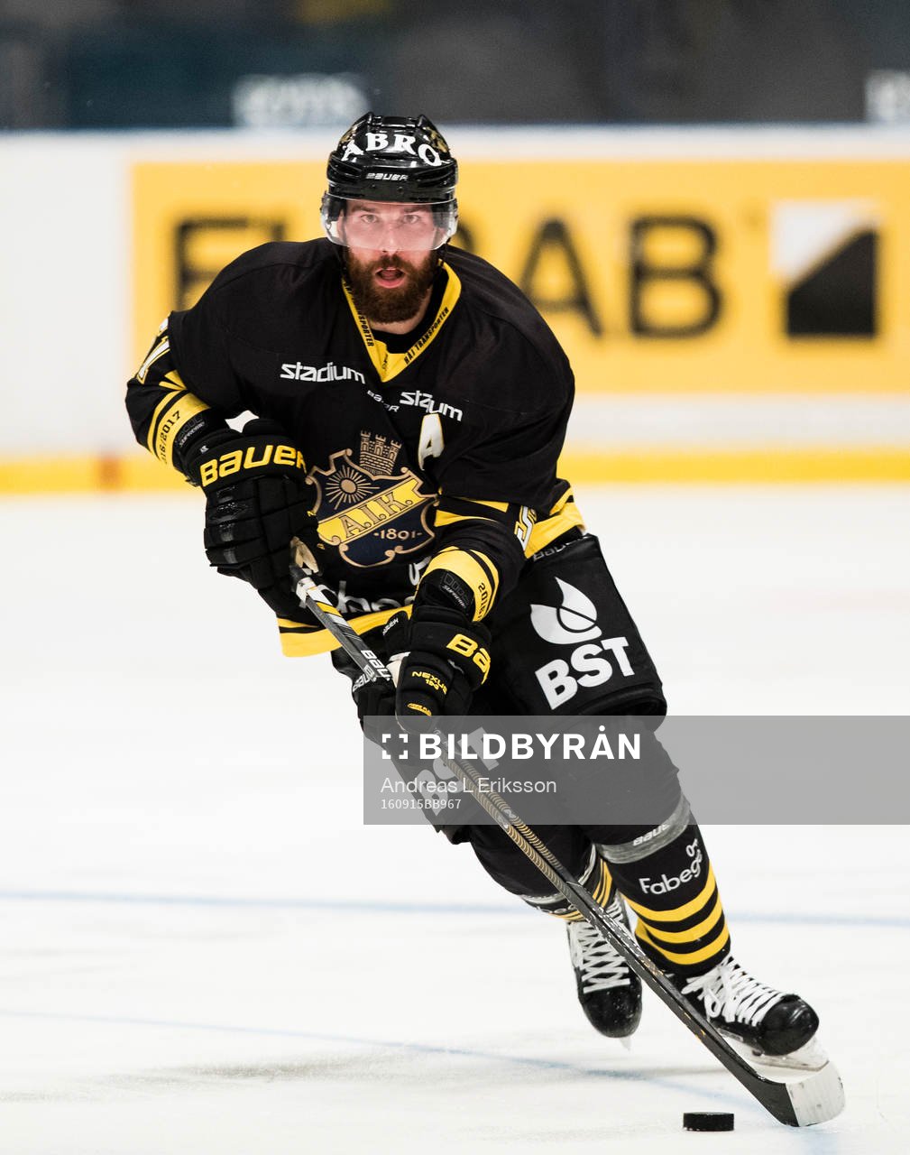 s Emil Lundberg med pucken