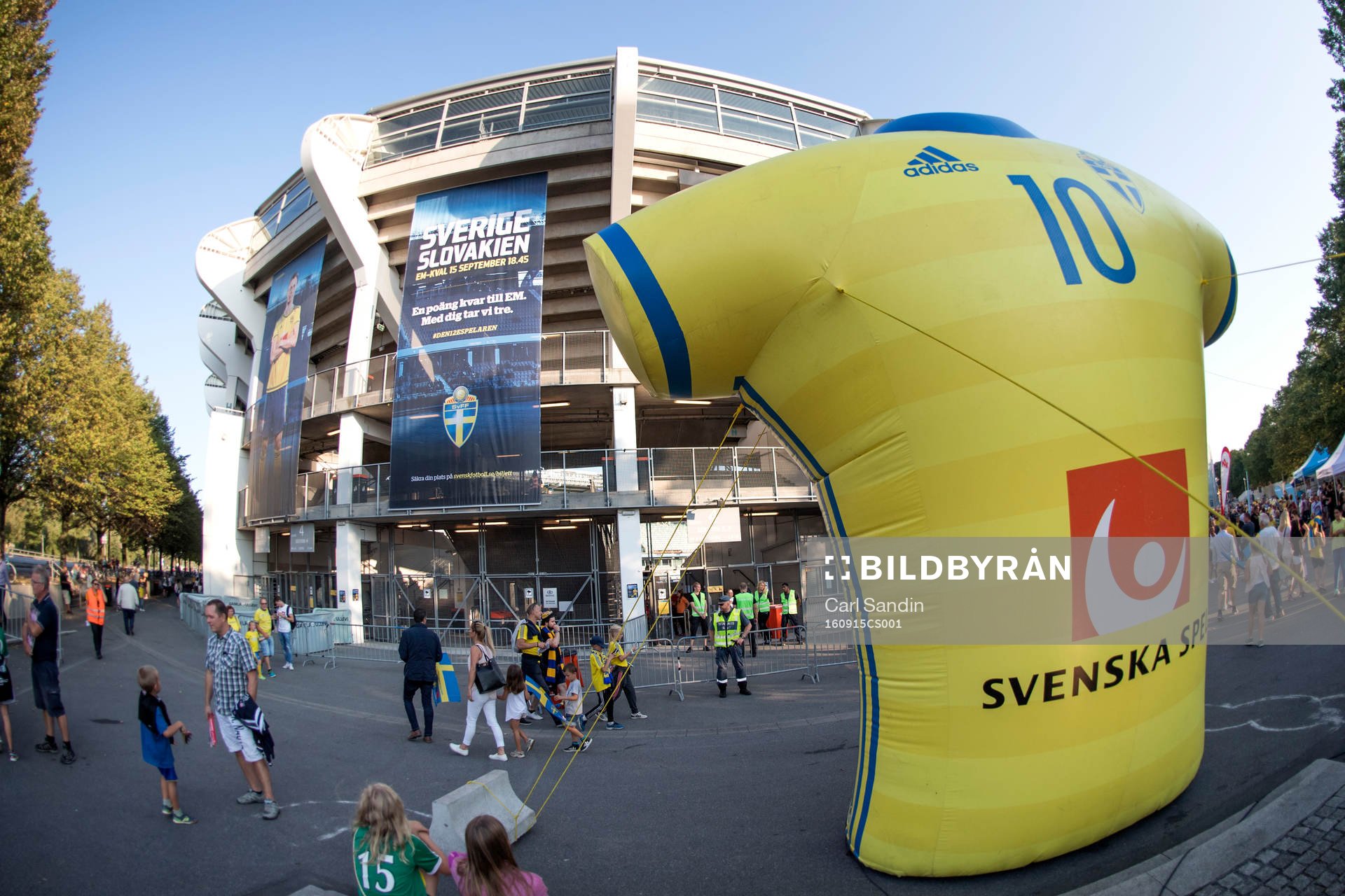 En stor spelartröja utanför arenan