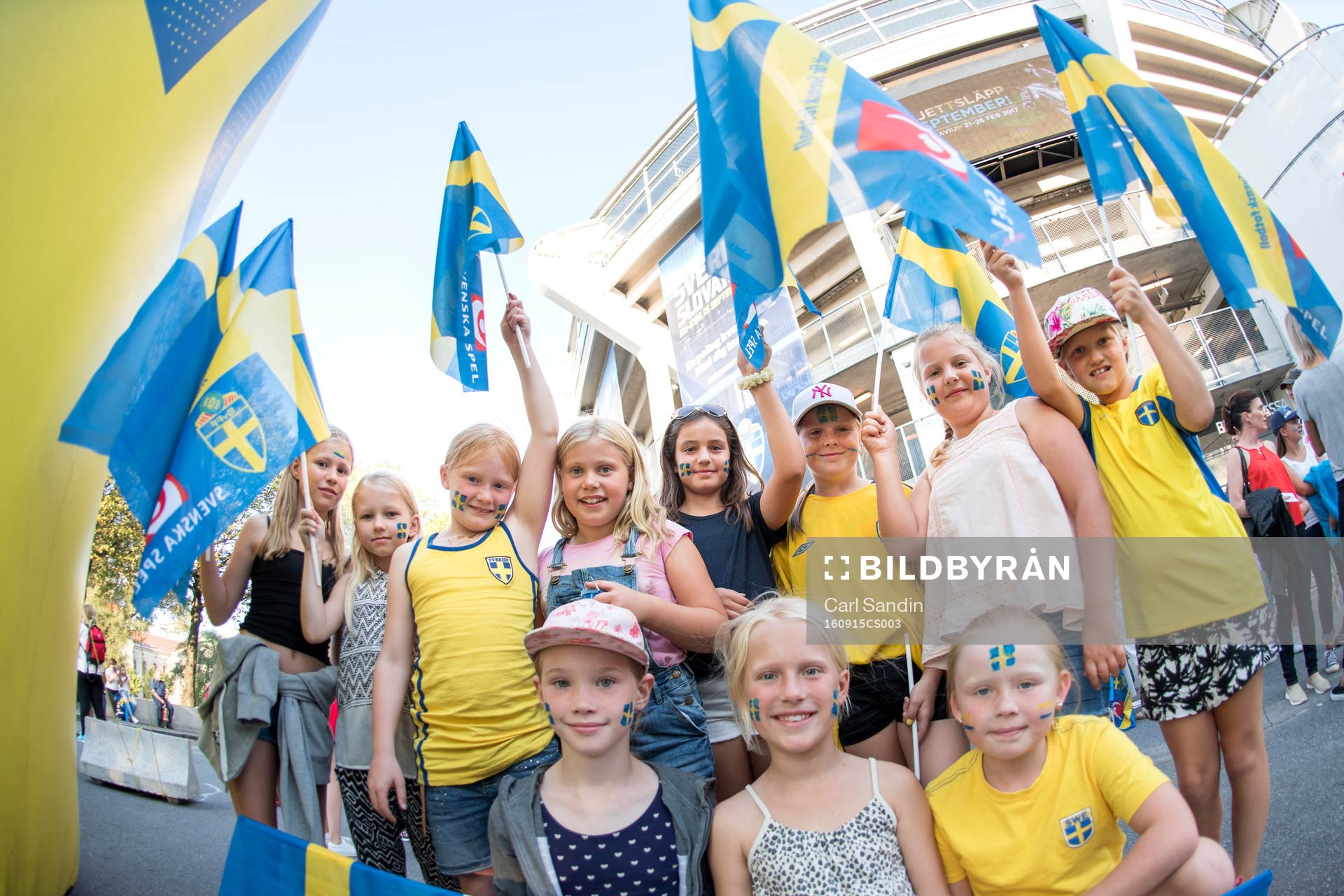 Tjejer från Lödöse Nygård utanför arenan innan