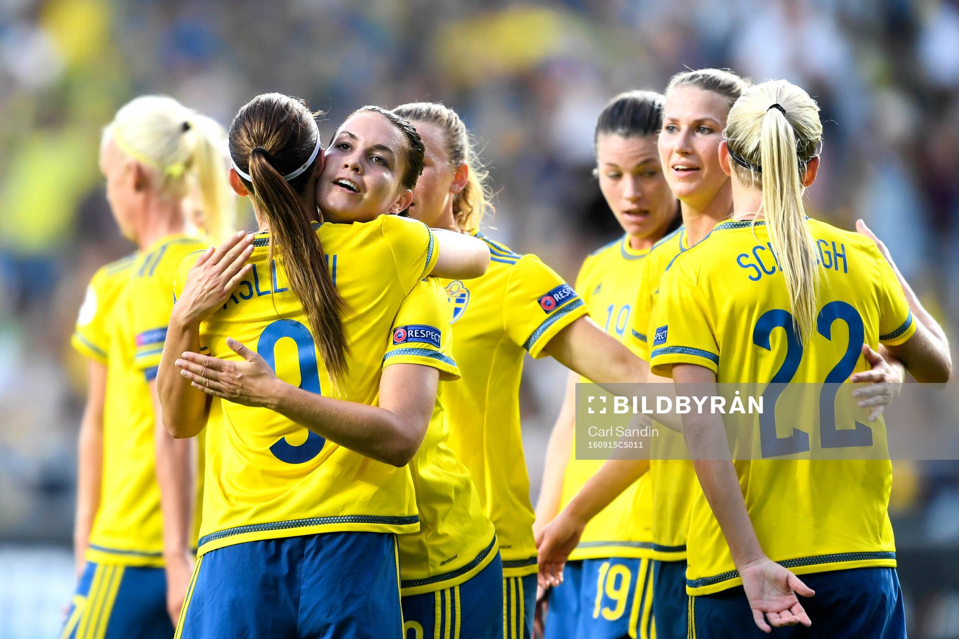Sveriges Emilia Appelqvist kramar om Kosovare Asllani efter 1-0 av Appelqvist under fotbollsmatchen i kvalet till EM mellan Sverige och Slovakien den 15 september 2016 i Göteborg.