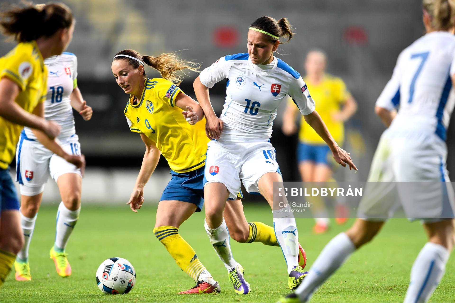 Sveriges Kosovare Asllani och Slovakiens Diana Bartovicova