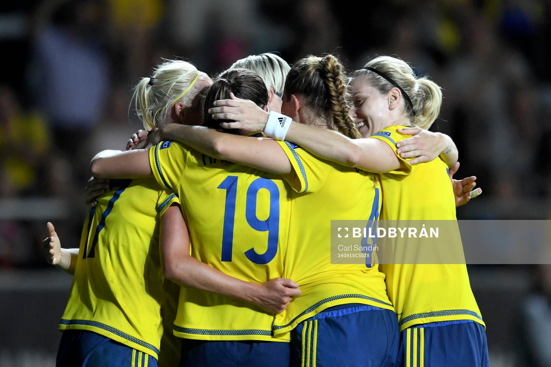 Sveriges Pauline Hammarlund jublar med lagkamrater