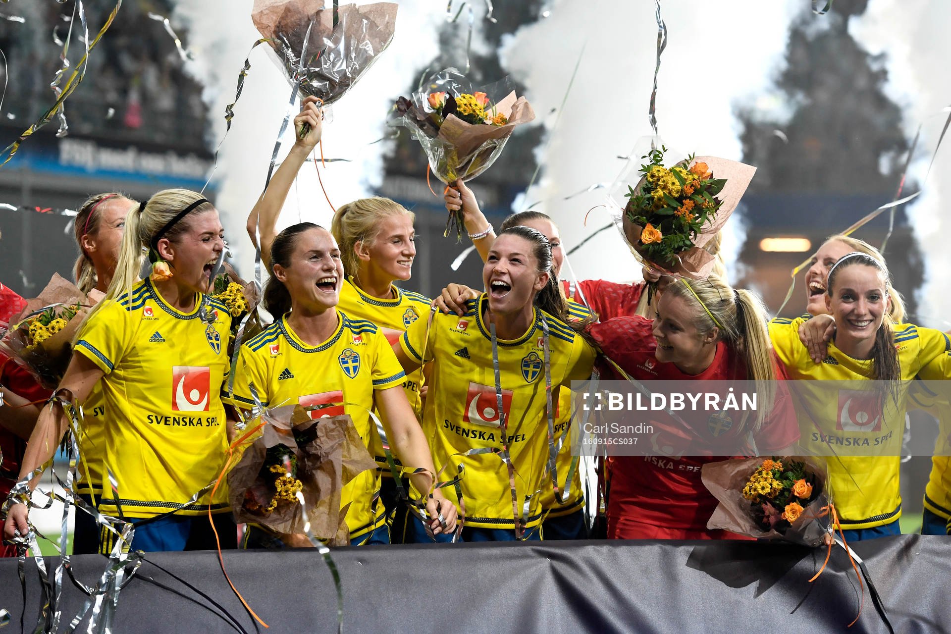 Sveriges Olivia Schough, Hanne Gråhns, Pauline Hammarlund, målvakt Hilda Carlén och Kosovare Asllani jublar efter fotbollsmatchen i kvalet till EM mellan Sverige och Slovakien den 15 september 2016 i Göteborg.
