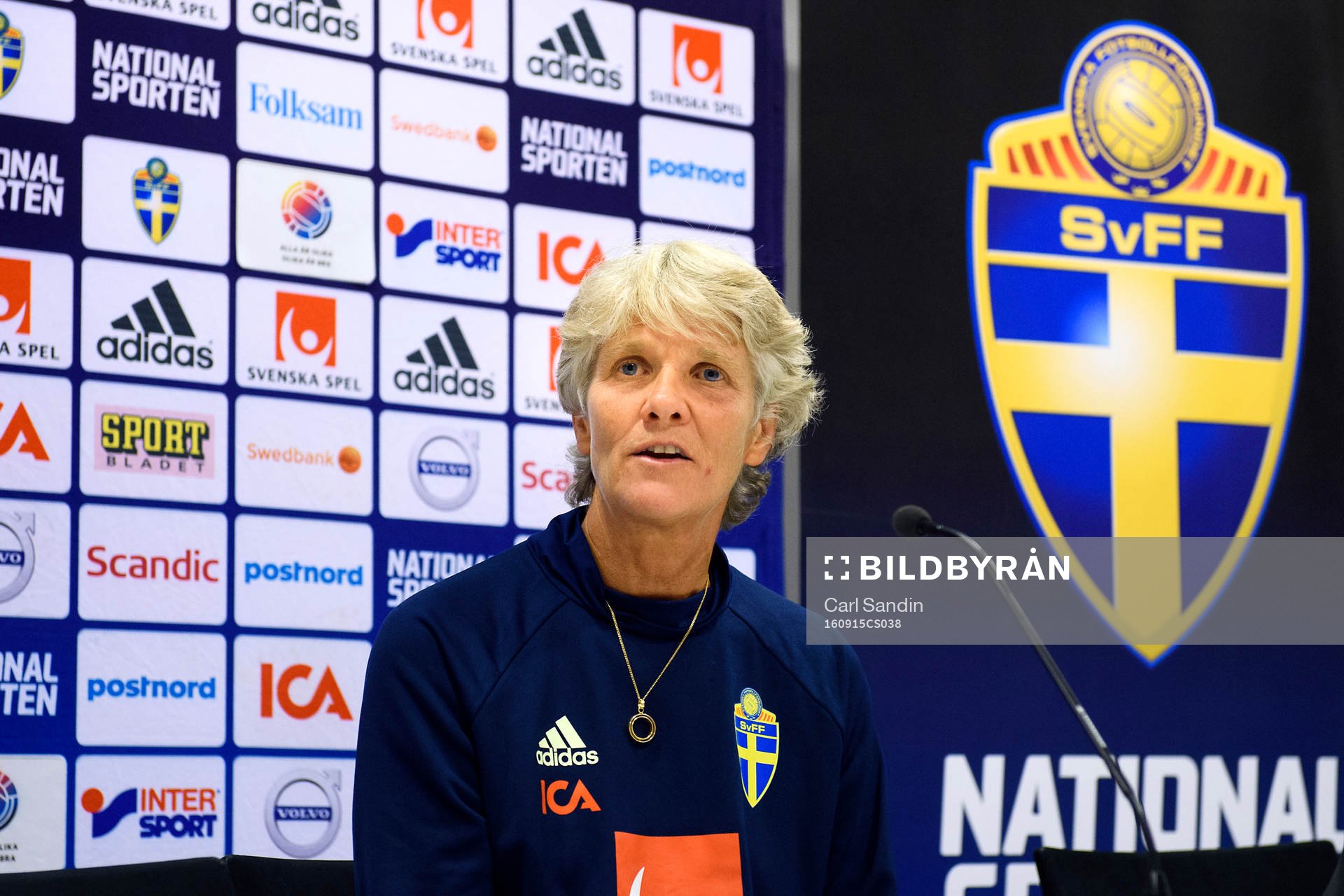 Sveriges förbundskapten Pia Sundhage på en presskonferens