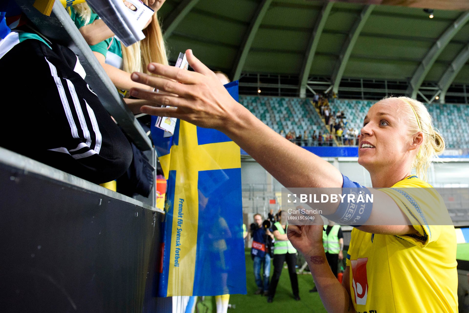 Sveriges Caroline Seger skriver autografer