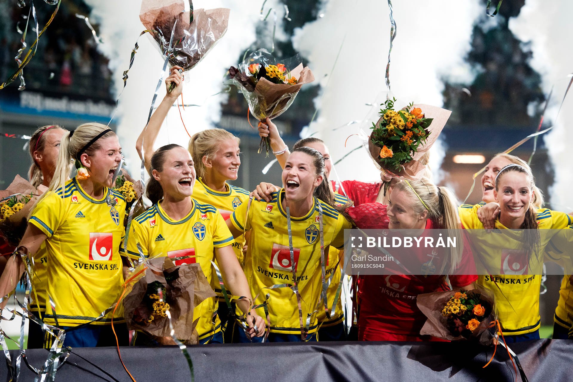 Sveriges Olivia Schough, Hanne Gråhns, Sofia Jakobsson, Pauline Hammarlund, målvakt Hilda Carlén, Kosovare Asllani jublar efter fotbollsmatchen i kvalet till EM mellan Sverige och Slovakien den 15 september 2016 i Göteborg.