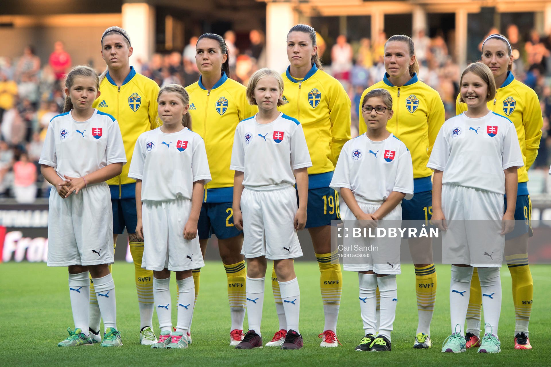 Sveriges Olivia Schough, Emilia Appelqvist, Pauline Hammarlund, Jessica Samuelsson och Kosovare Asllani står vid lineup innan fotbollsmatchen i kvalet till EM mellan Sverige och Slovakien den 15 september 2016 i Göteborg.