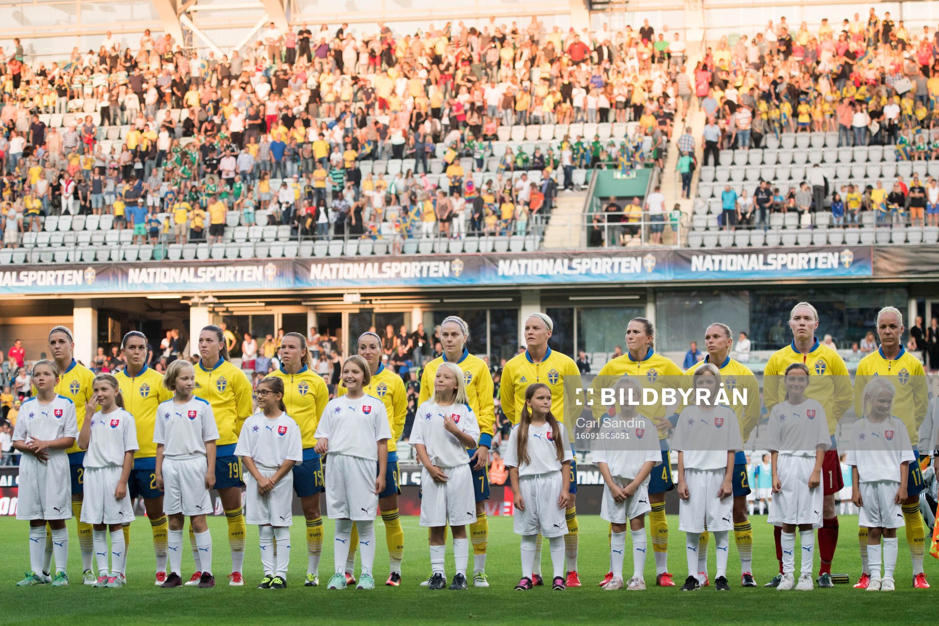 Spelarna står uppställda vid lineup innan fotbollsmatchen