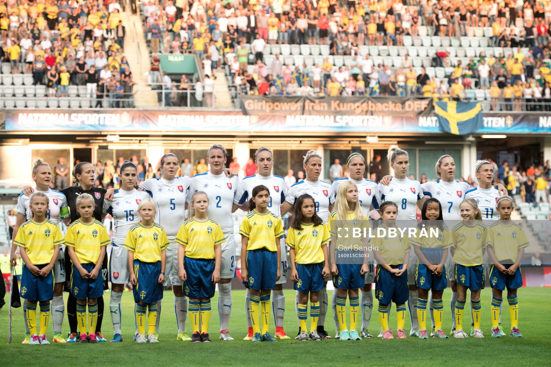 Spelarna står uppställda vid lineup innan fotbollsmatchen