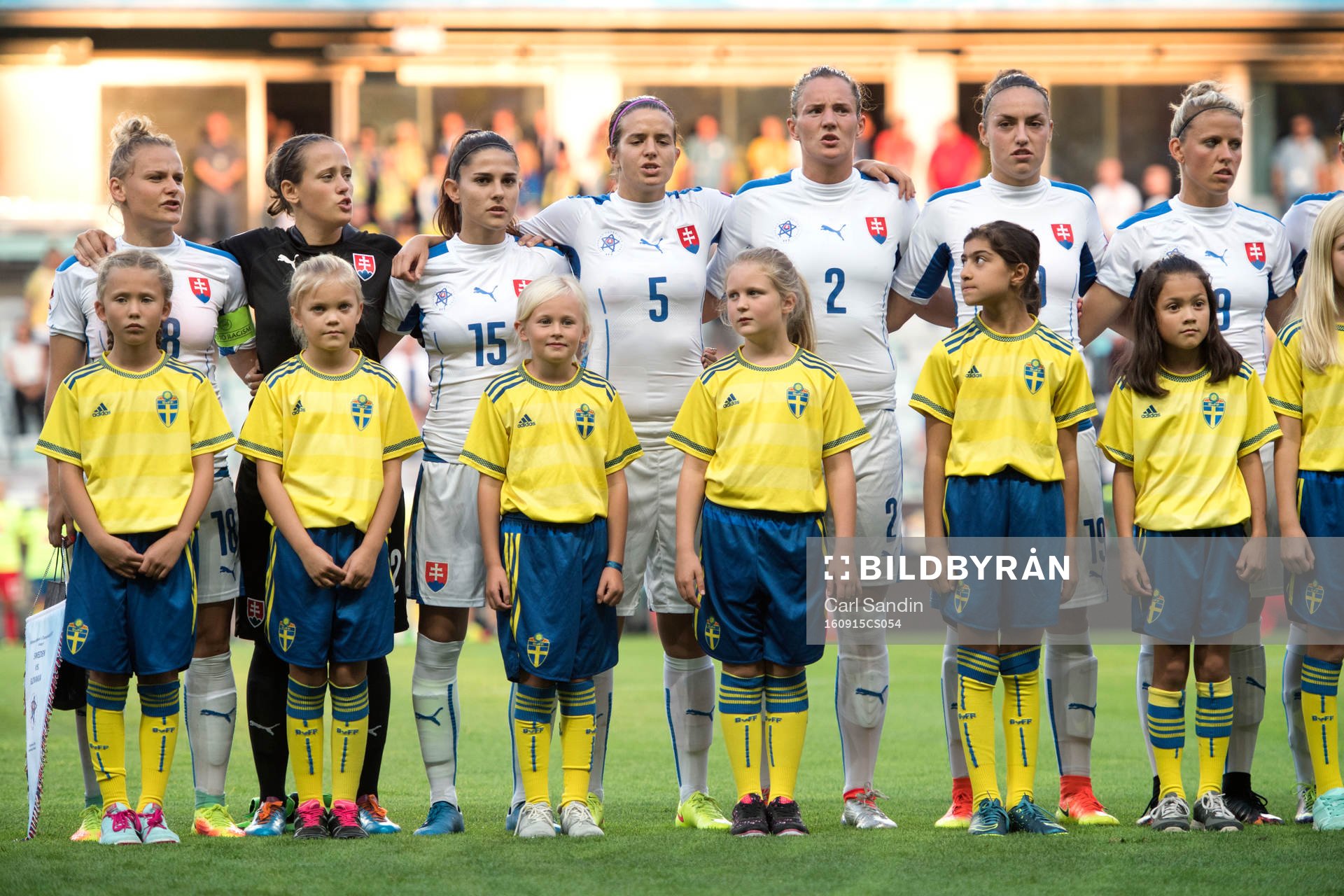 Spelarna står uppställda vid lineup innan fotbollsmatchen