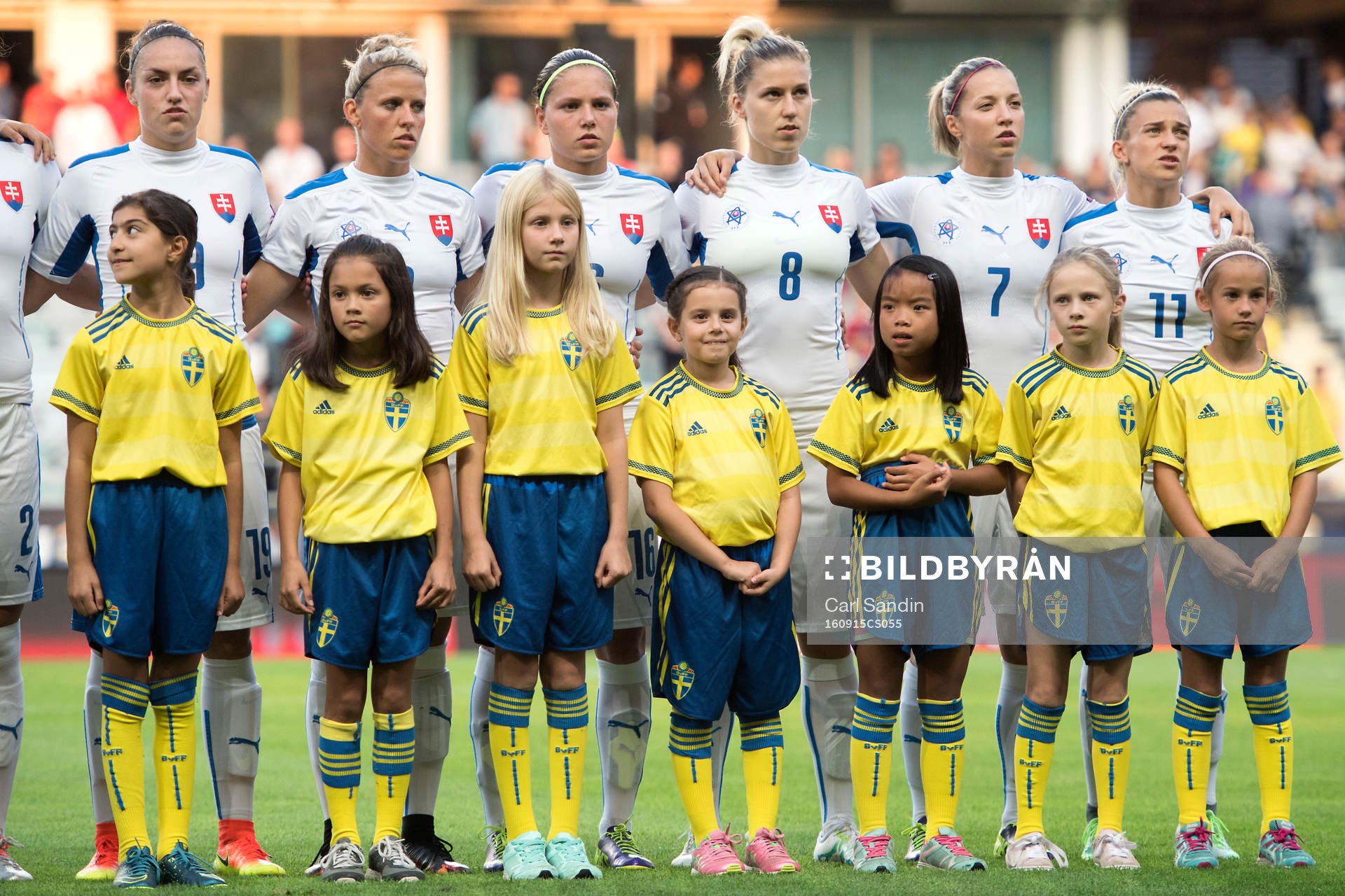 Spelarna står uppställda vid lineup innan fotbollsmatchen i kvalet till EM mellan Sverige och Slovakien den 15 september 2016 i Göteborg.