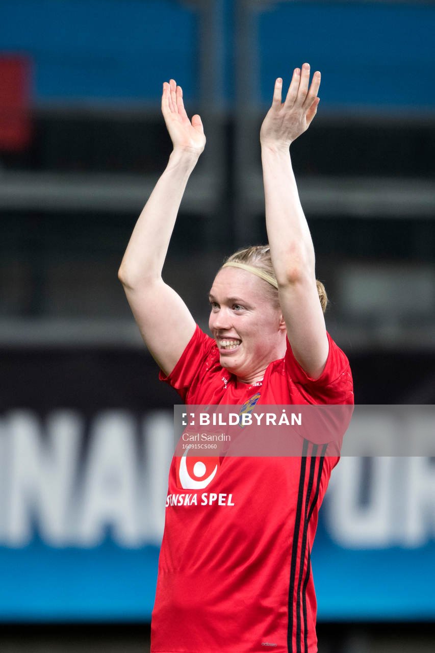 Sveriges målvakt Hedvig Lindahl tackar publiken