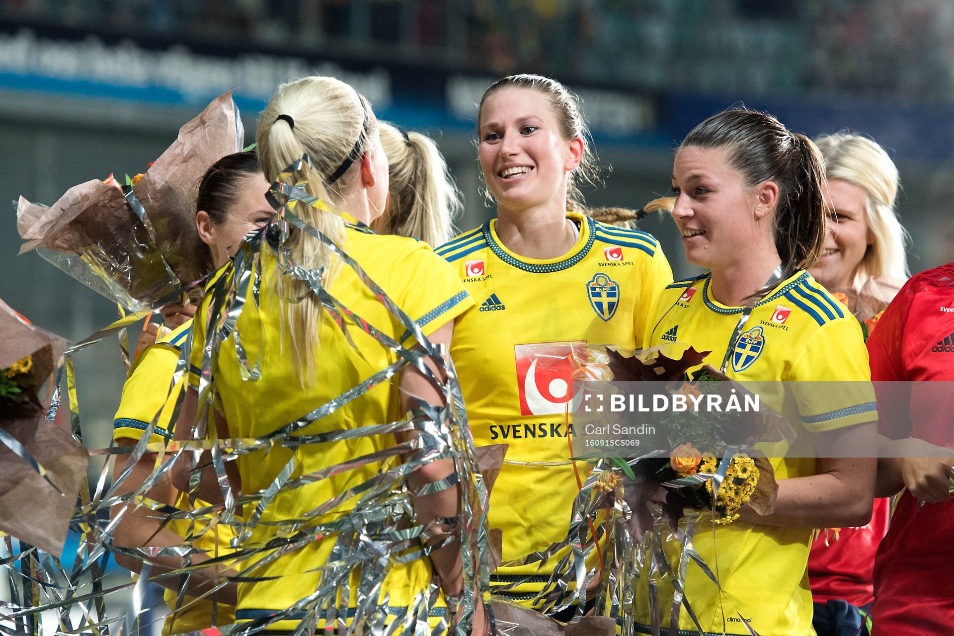 Sveriges Emma Berglund och Pauline Hammarlund jublar efter fotbollsmatchen i kvalet till EM mellan Sverige och Slovakien den 15 september 2016 i Göteborg.