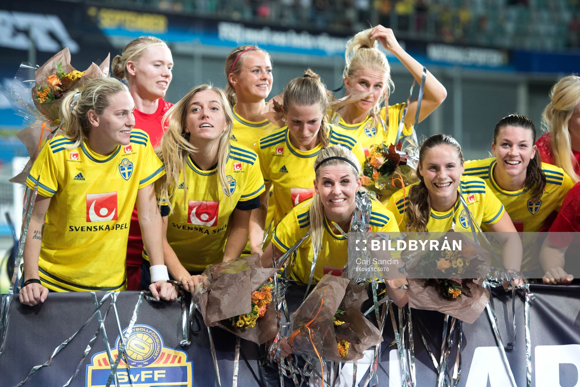 Sveriges Lisa Dahlkvist, målvakt Hedvig Lindahl, Linda Sembrant, Amanda Ilestedt, Emma Berglund, Olivia Schough, Sofia Jakobsson, Hanne Gråhns och Pauline Hammarlund jublar efter fotbollsmatchen i kvalet till EM mellan Sverige och Slovakien den 15 september 2016 i Göteborg.
