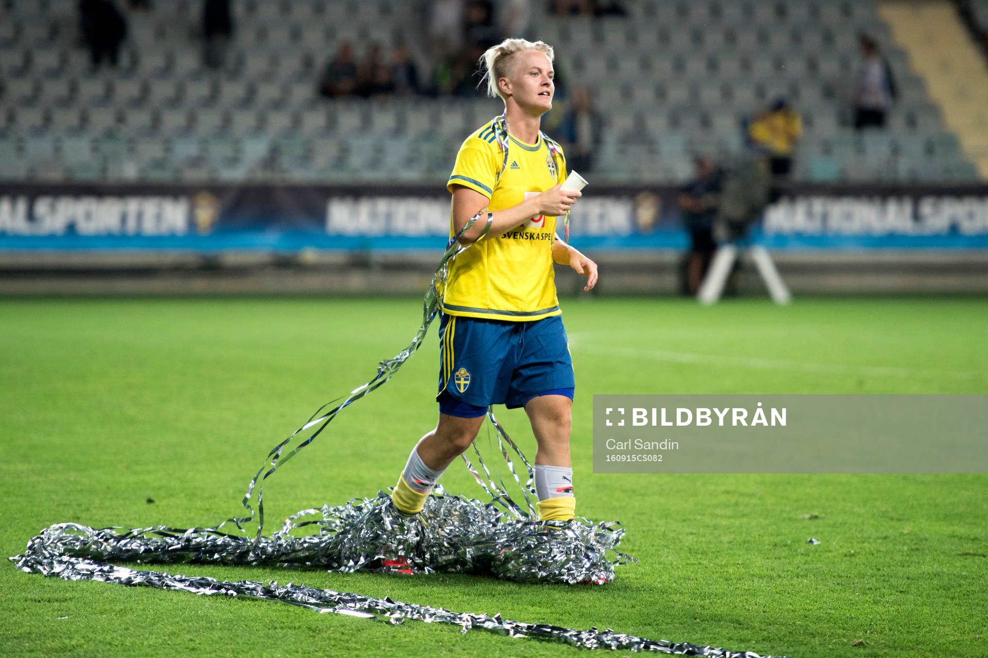 Sveriges Nilla Fischer springer med silverglitter runt