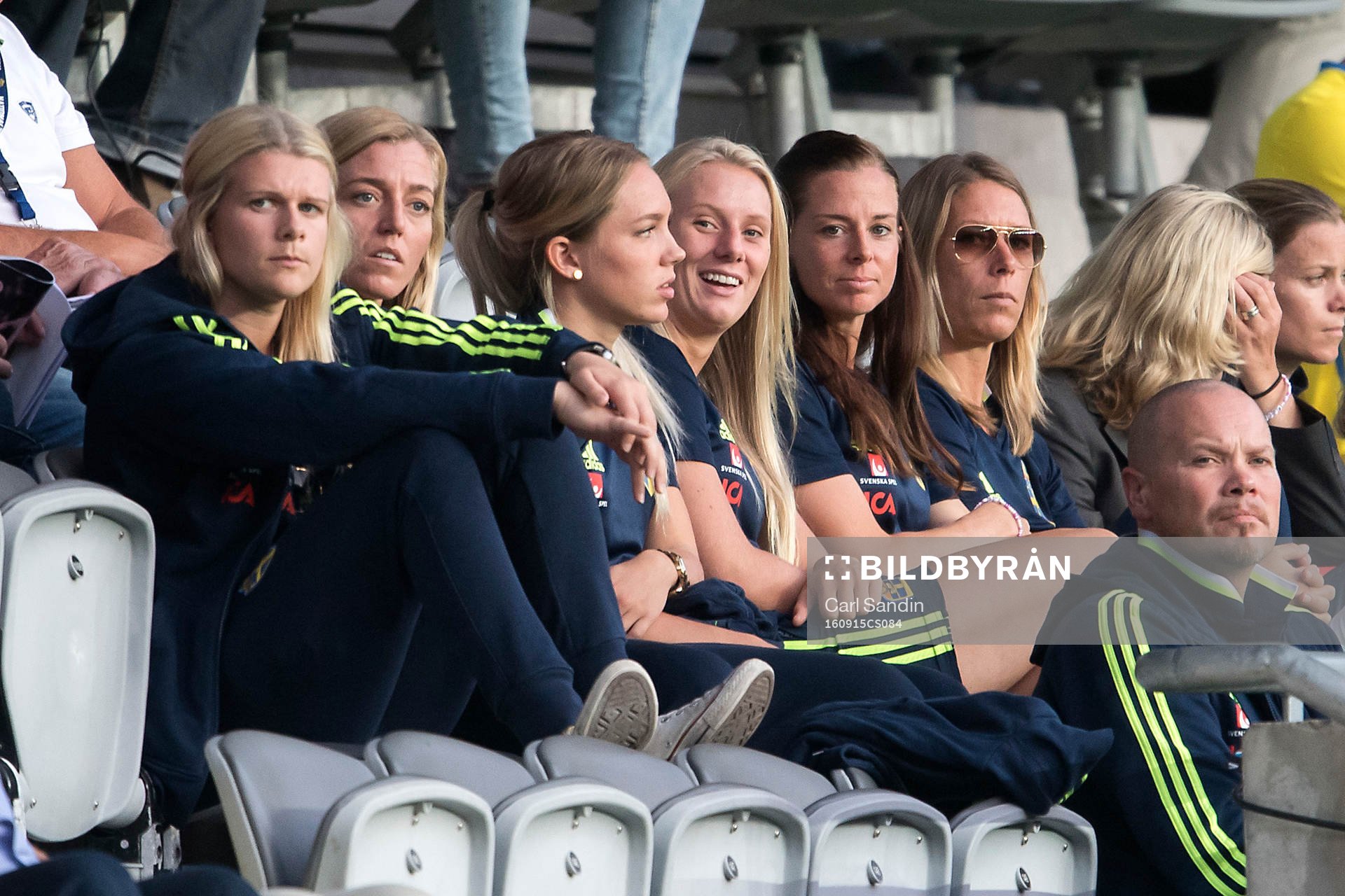 Sveriges målvakt Emelie Lundberg, Linda Sembrant, Elin Rubensson, Stina Blackstenius och Lotta Schelin på läktaren under fotbollsmatchen i kvalet till EM mellan Sverige och Slovakien den 15 september 2016 i Göteborg.