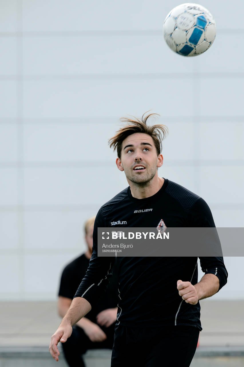 Karlskronas målvakt Johannes Jönsson värmer upp