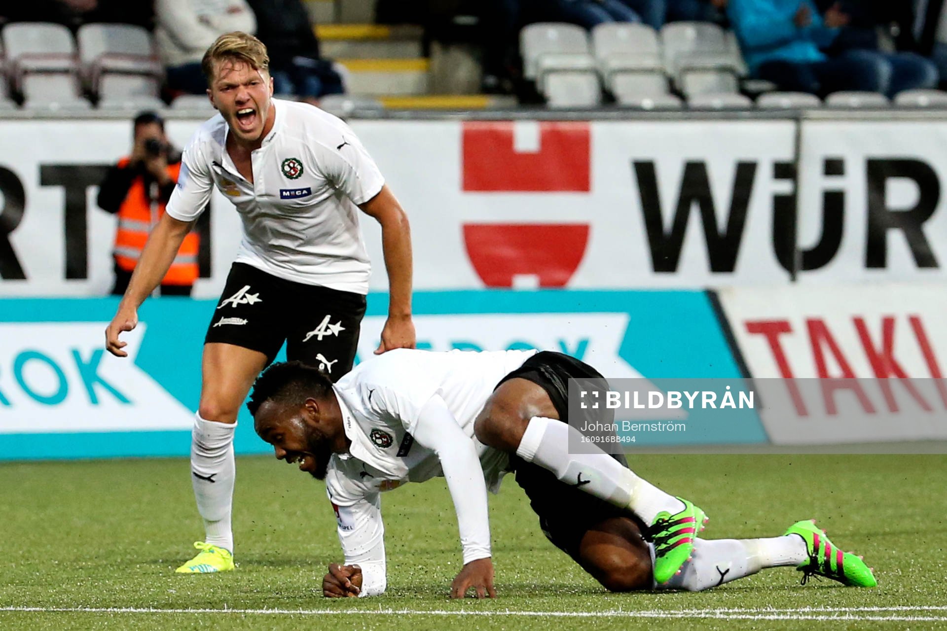 Örebros Martin Broberg och Michael Junior Omah jublar