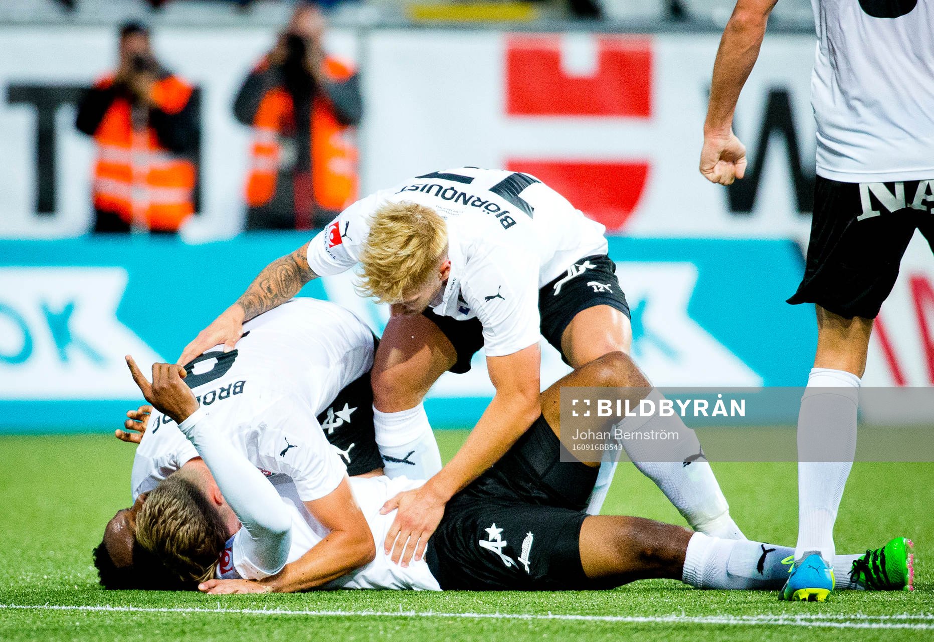 Örebros Michael Junior Omah gör 1-1 och jublar under fotbollsmatchen i Allsvenskan mellan Örebro och GIF Sundsvall den 16 september 2016 i Örebro.