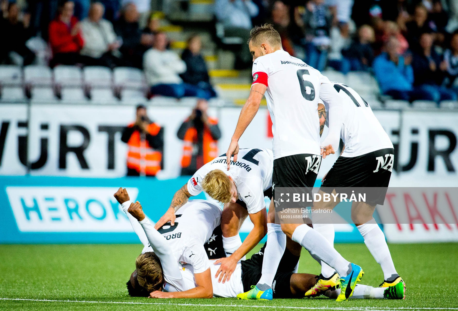 Örebros Michael Junior Omah gör 1-1 och jublar