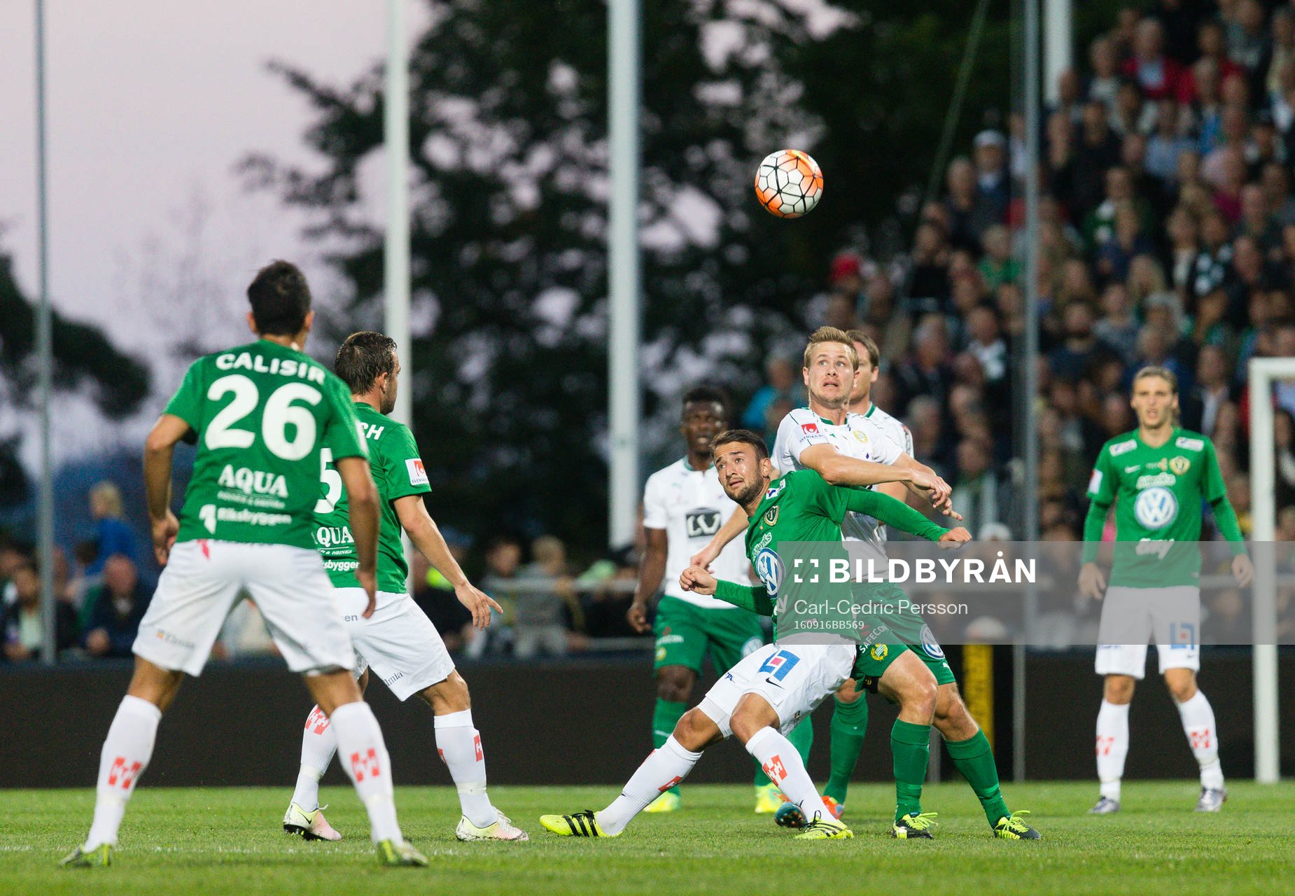 Jönköpings Robert Gojani i kamp om bollen mot Hammarbys