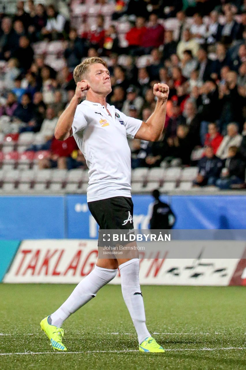 Örebros Martin Broberg jublar