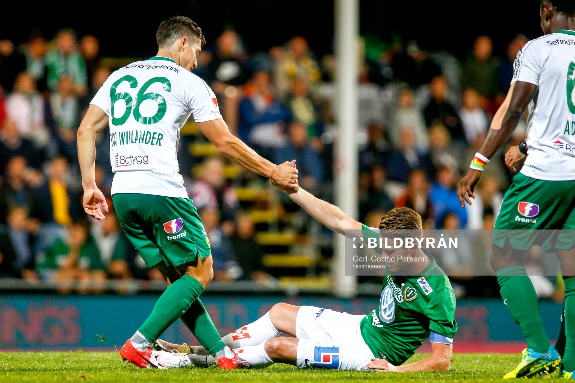 Hammarbys David Boo Wiklander hjälper Jönköpings Tommy
