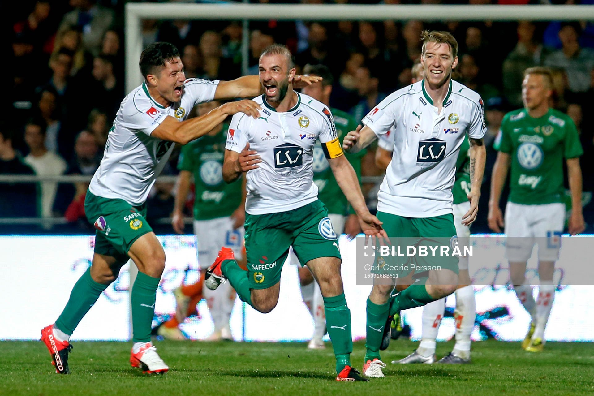 Hammarbys Kennedy Bakircioglu jublar med David Boo