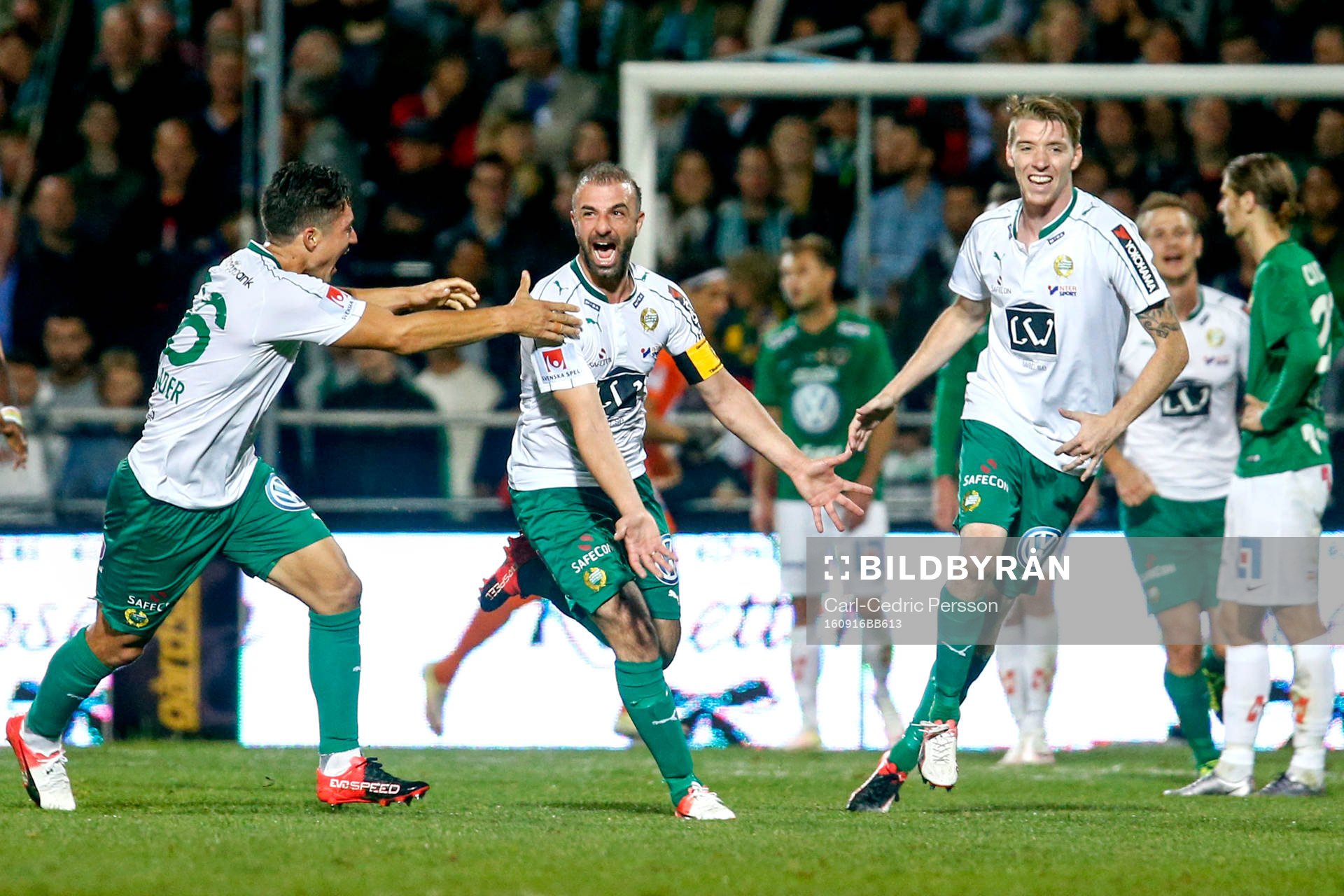 Hammarbys Kennedy Bakircioglu jublar med David Boo Wiklander och Birkir Mar Saevarsson efter sitt 0-1 mål under fotbollsmatchen i Allsvenskan mellan Jönköping och Hammarby den 16 september 2016 i Jönköping.