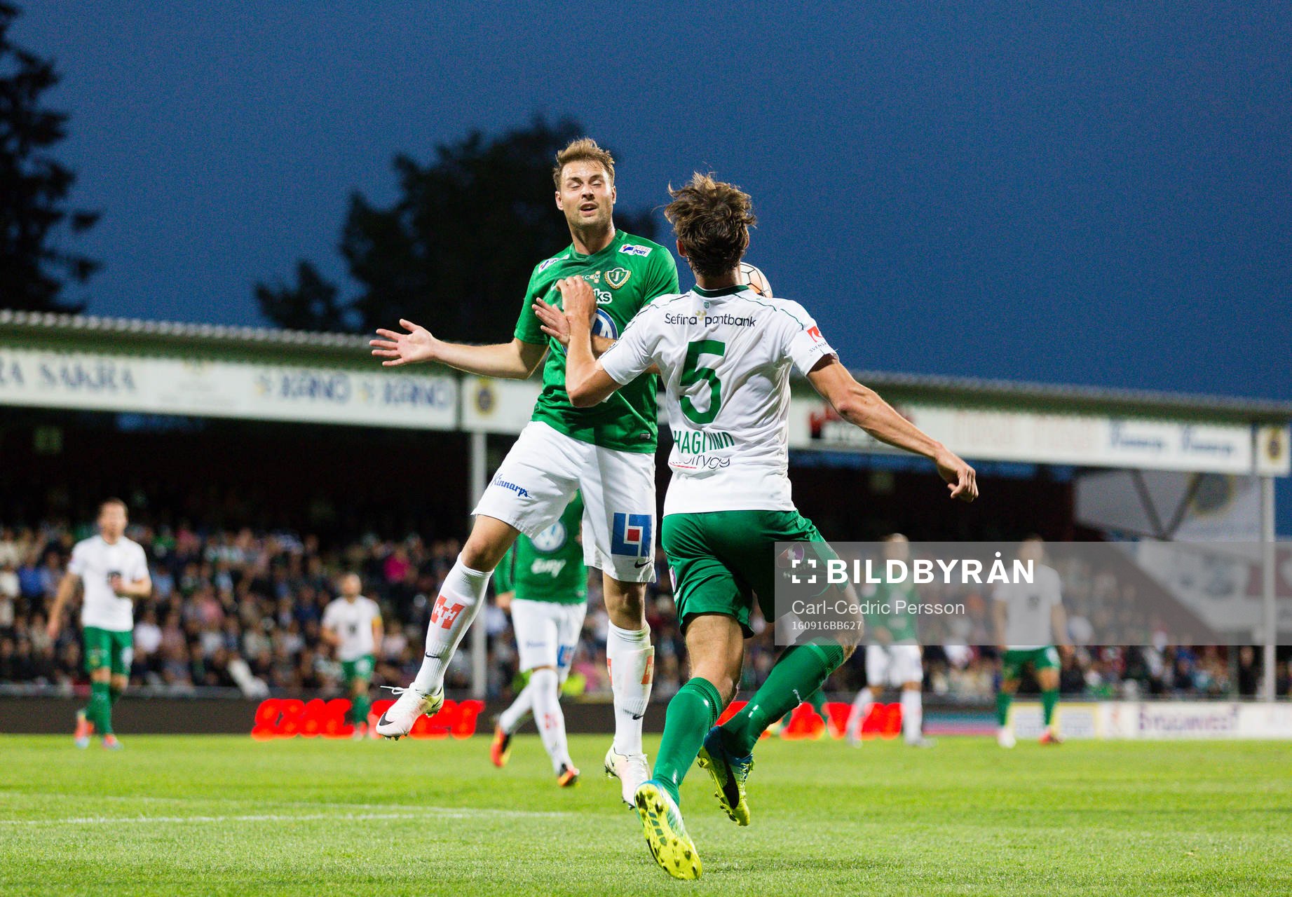 Jönköpings Tom Siwe i kamp om bollen mot Hammarbys Joseph