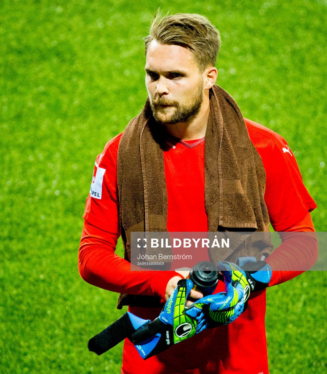 Örebros målvakt Oscar Jansson deppar