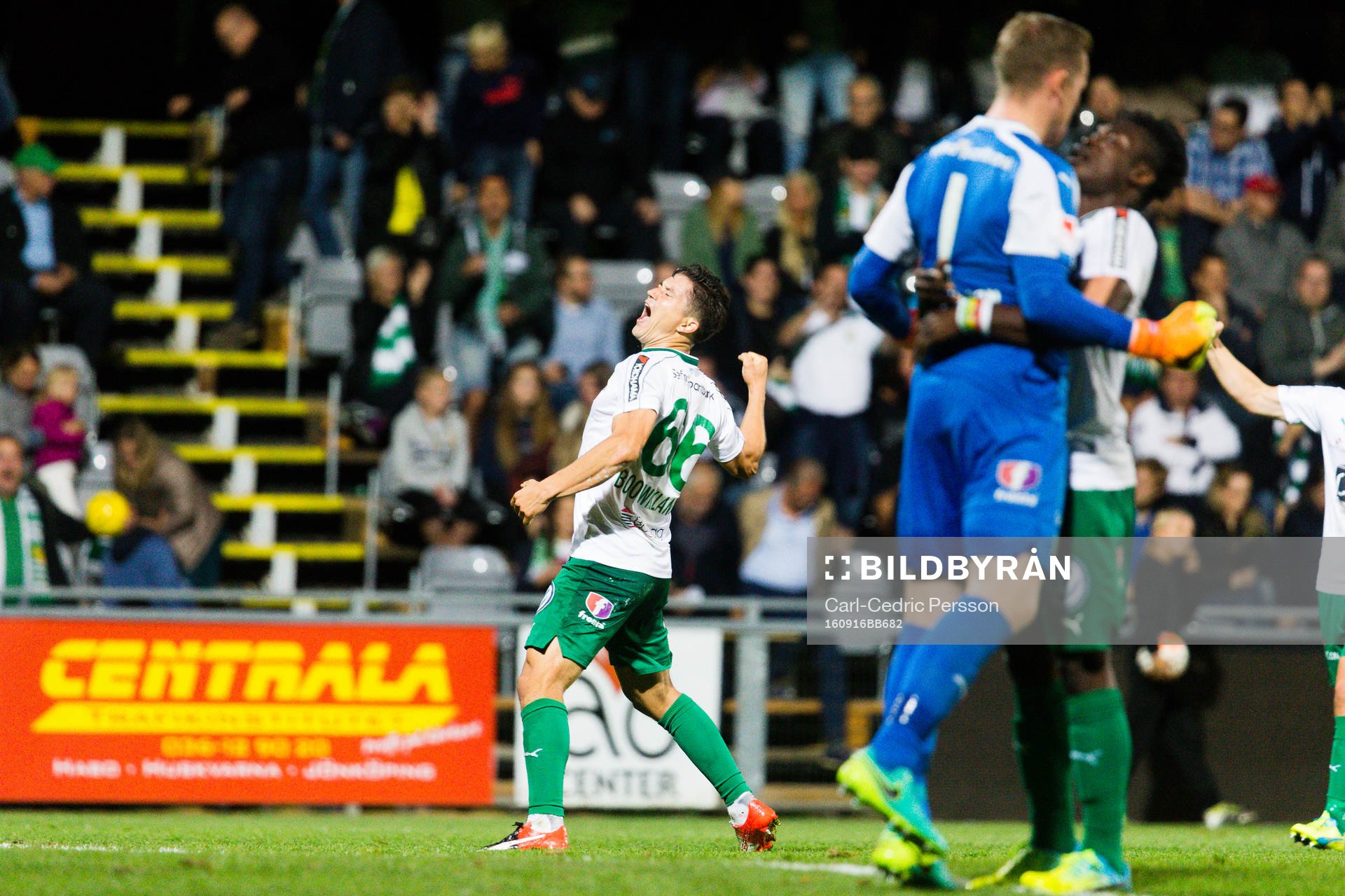 Hammarbys David Boo Wiklander jublar efter segern i fotbollsmatchen i Allsvenskan mellan Jönköping och Hammarby den 16 september 2016 i Jönköping.