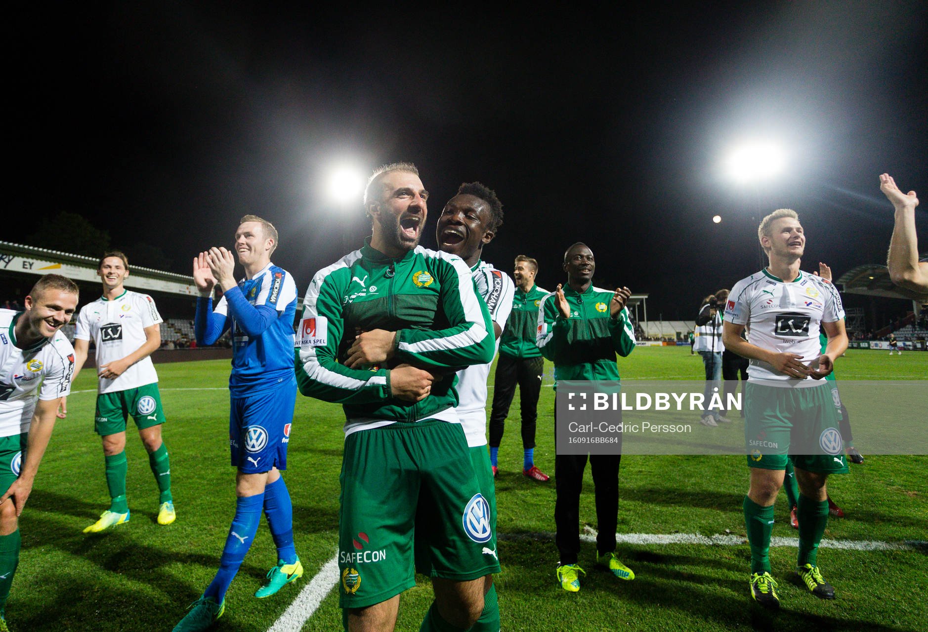 Hammarbys Kennedy Bakircioglu kramas om av en jublande