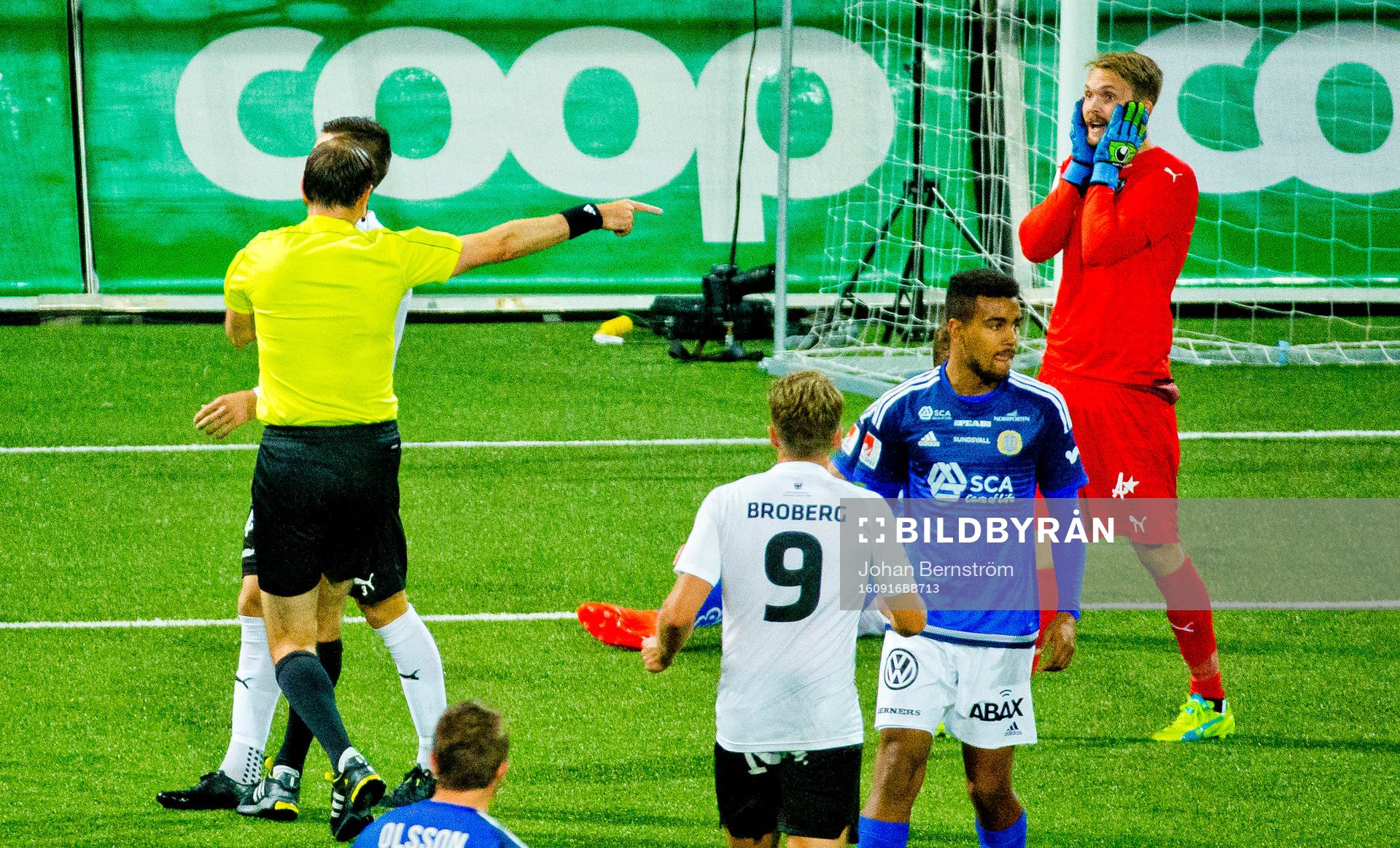 Domaren Jonas Eriksson dömer straff och Örebros målvakt
