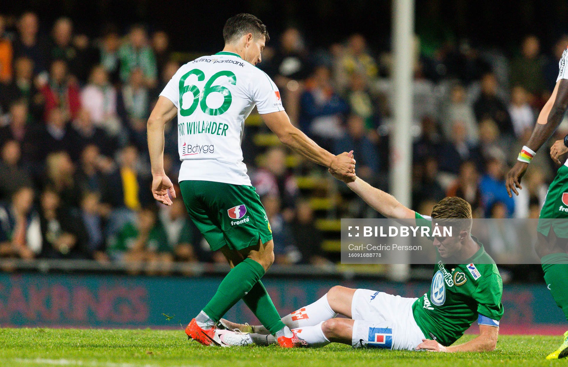 Hammarbys David Boo Wiklander lyfter upp Jönköpings Tommy