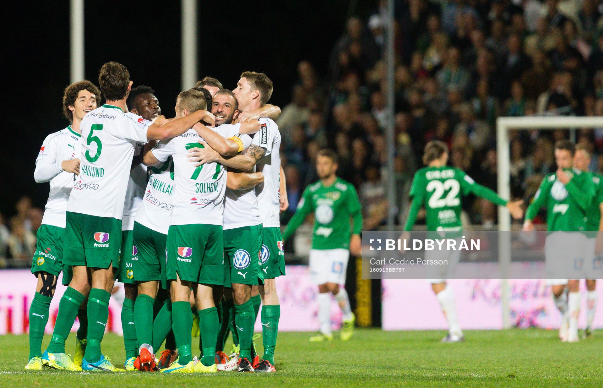 Hammarbys Kennedy Bakircioglu jublar med lagkamraterna
