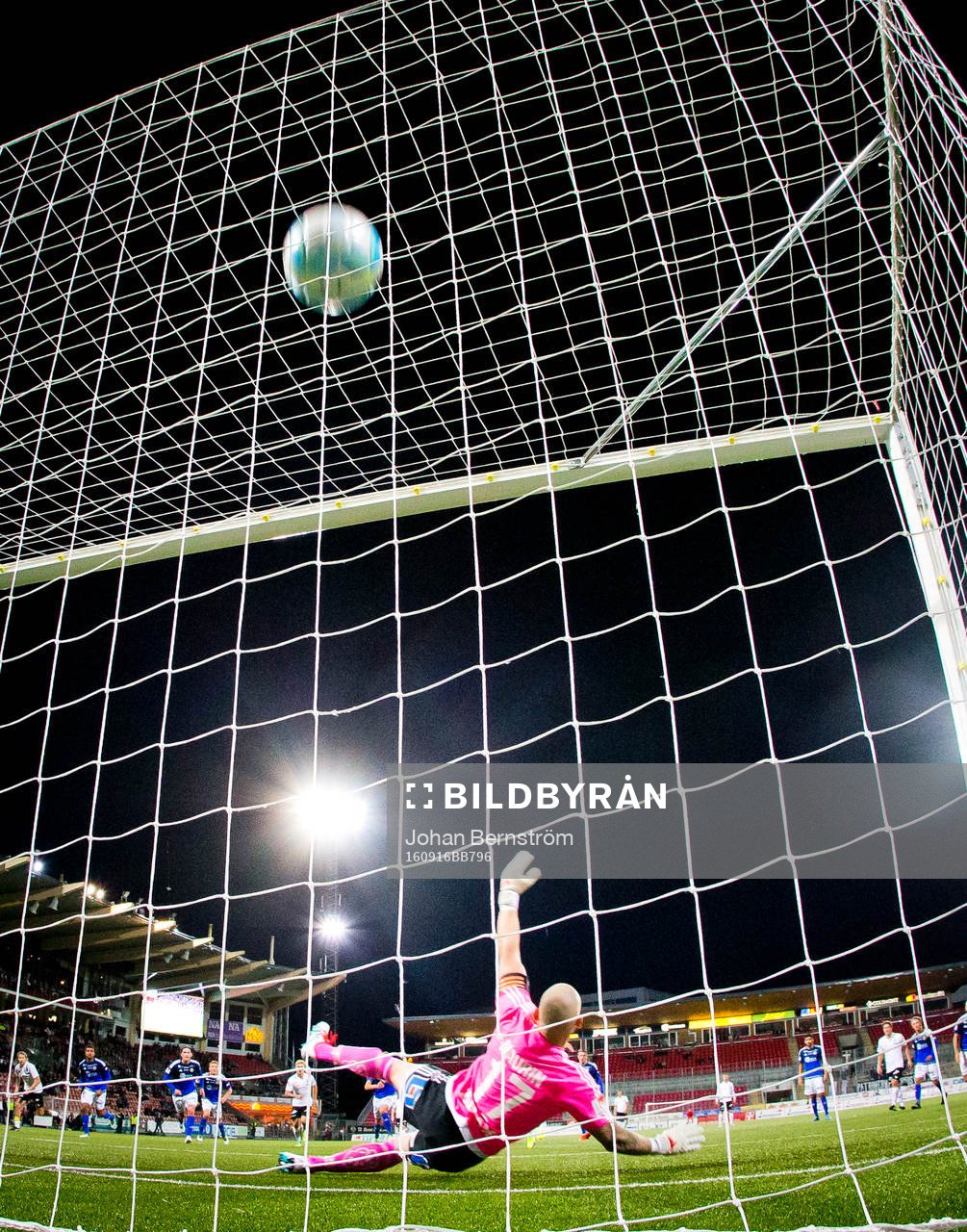Örebros Martin Broberg gör 3-1 på straff på Sundsvalls