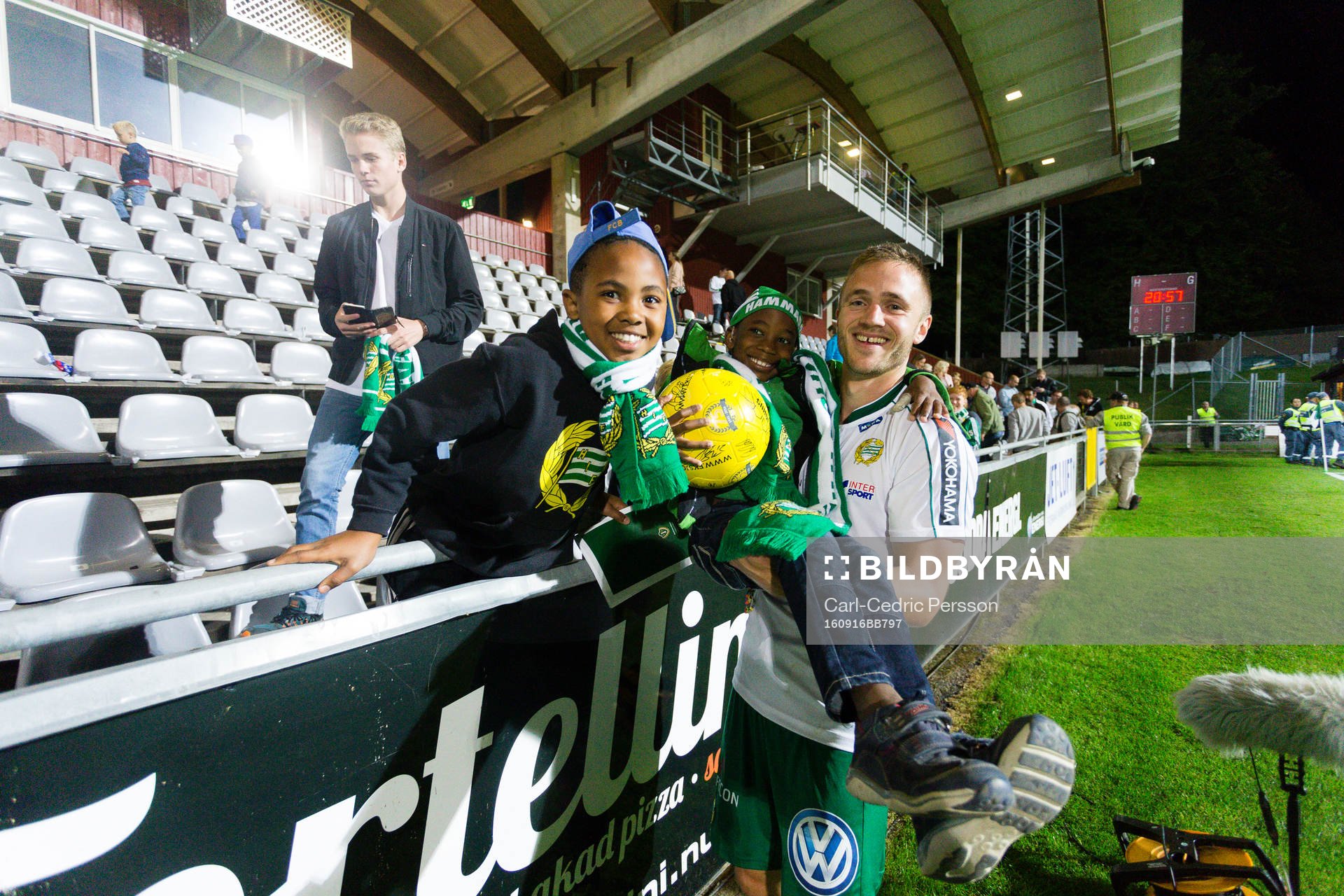 David Boo Wiklander lyfter upp supportrar