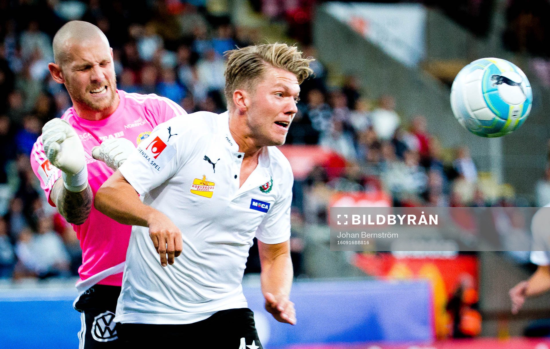 Örebros Martin Broberg och Sundsvalls målvakt Tommy Naurin