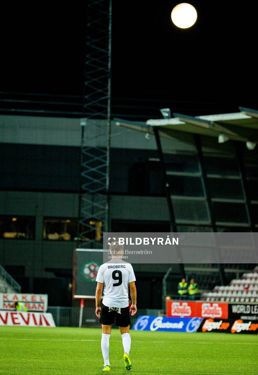 Fullmåne över Örebros Martin Broberg
