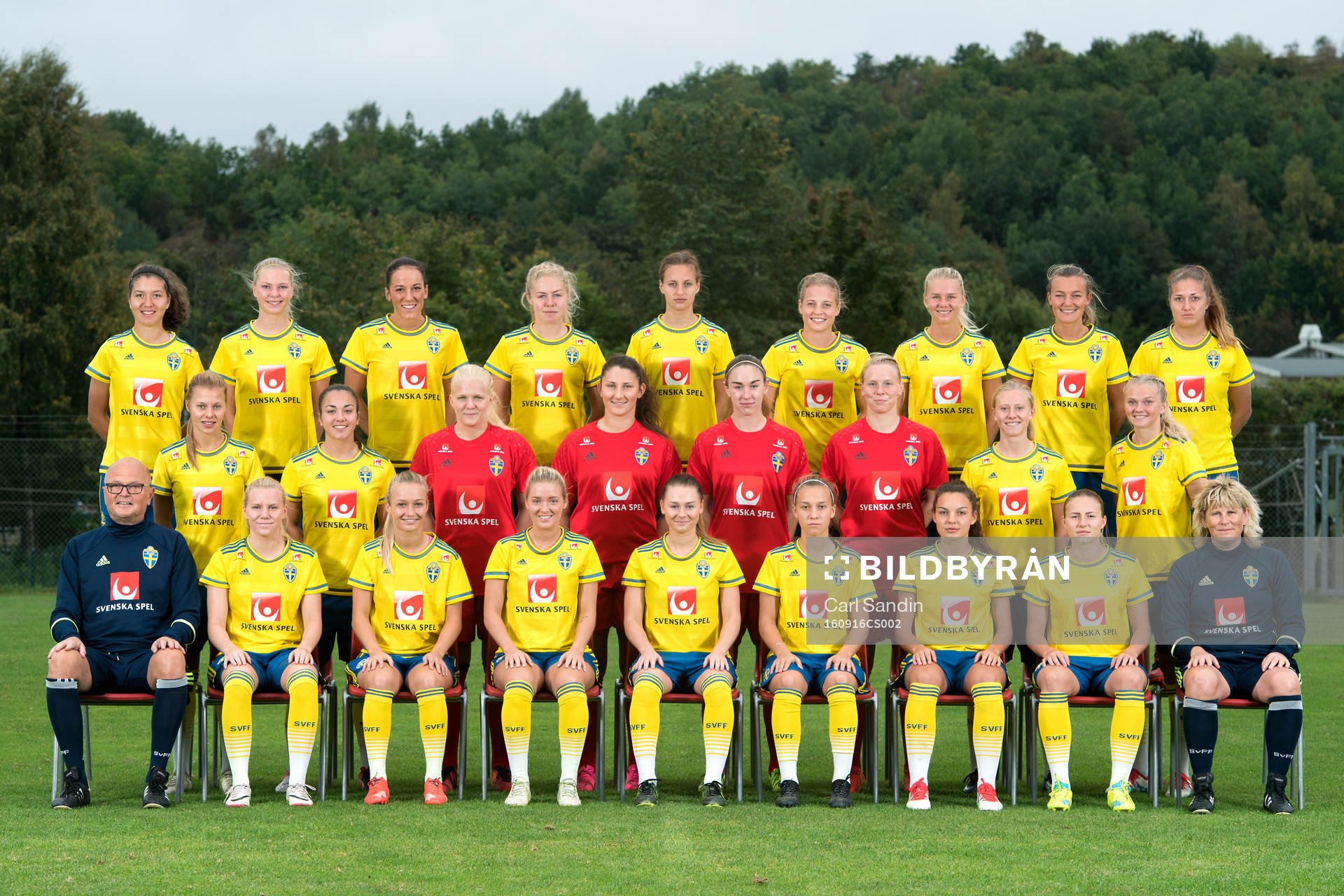 Bakre raden fr.v. Sverige Loreta Kullashi, Ellen Löfqvist,
