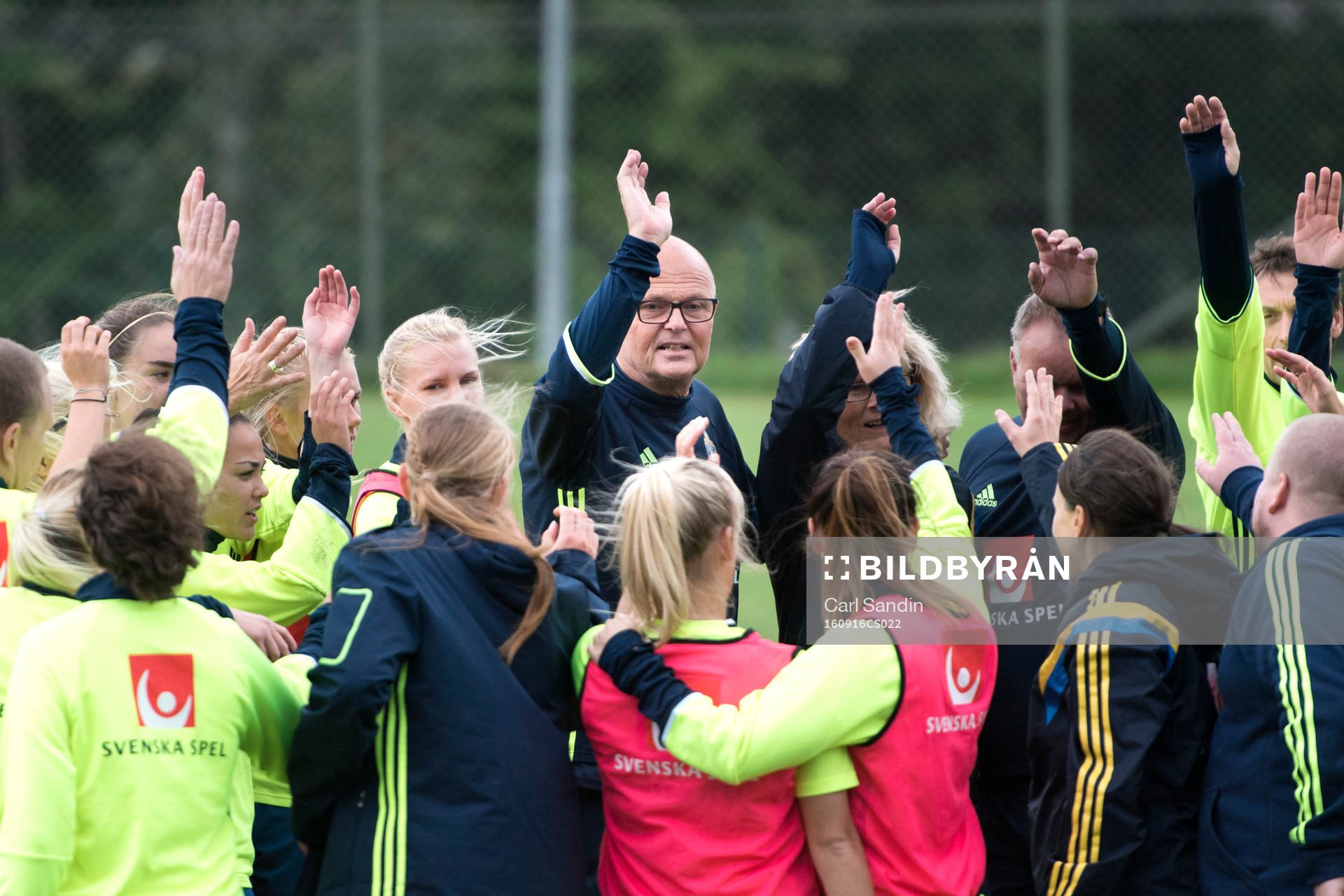Spelarna och ledarna samlas efter en träning med U20-landslaget i fotboll den 16 september 2016 i Uddevalla.
