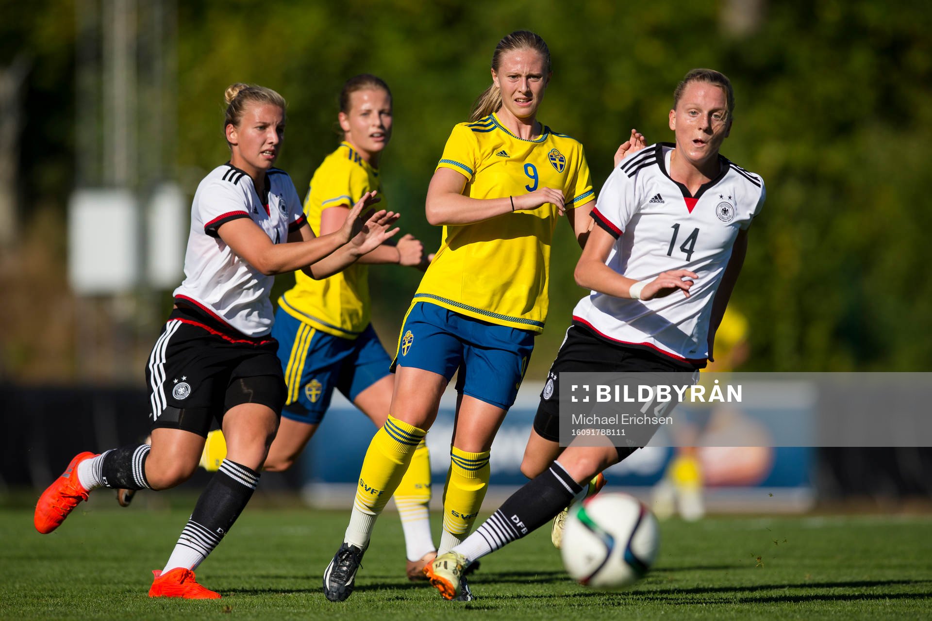 Sveriges Rebecka Blomqvist slår en passning