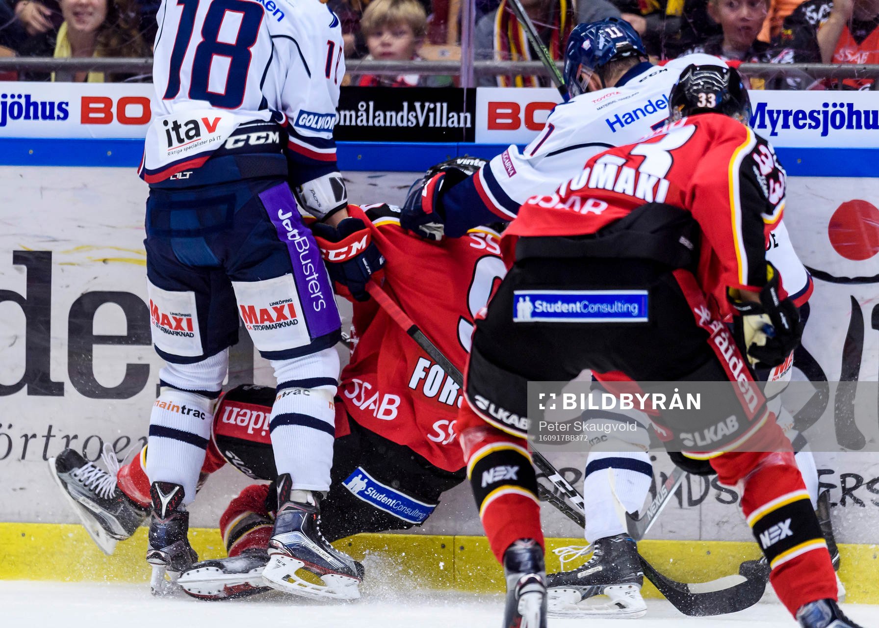 Linköpings Garrett Roe tacklar Luleås Johan Forsberg i