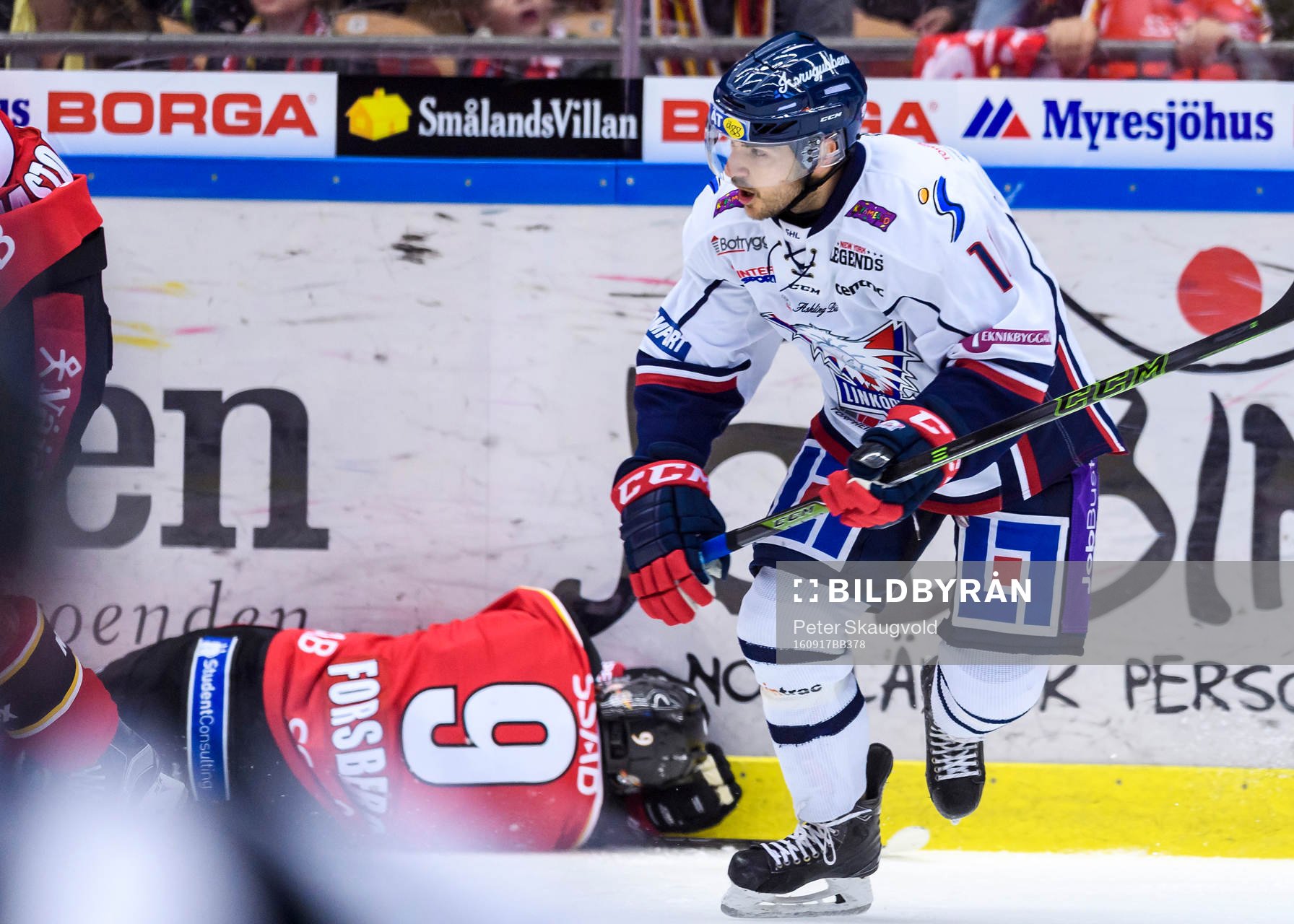Linköpings Garrett Roe tacklar Luleås Johan Forsberg i