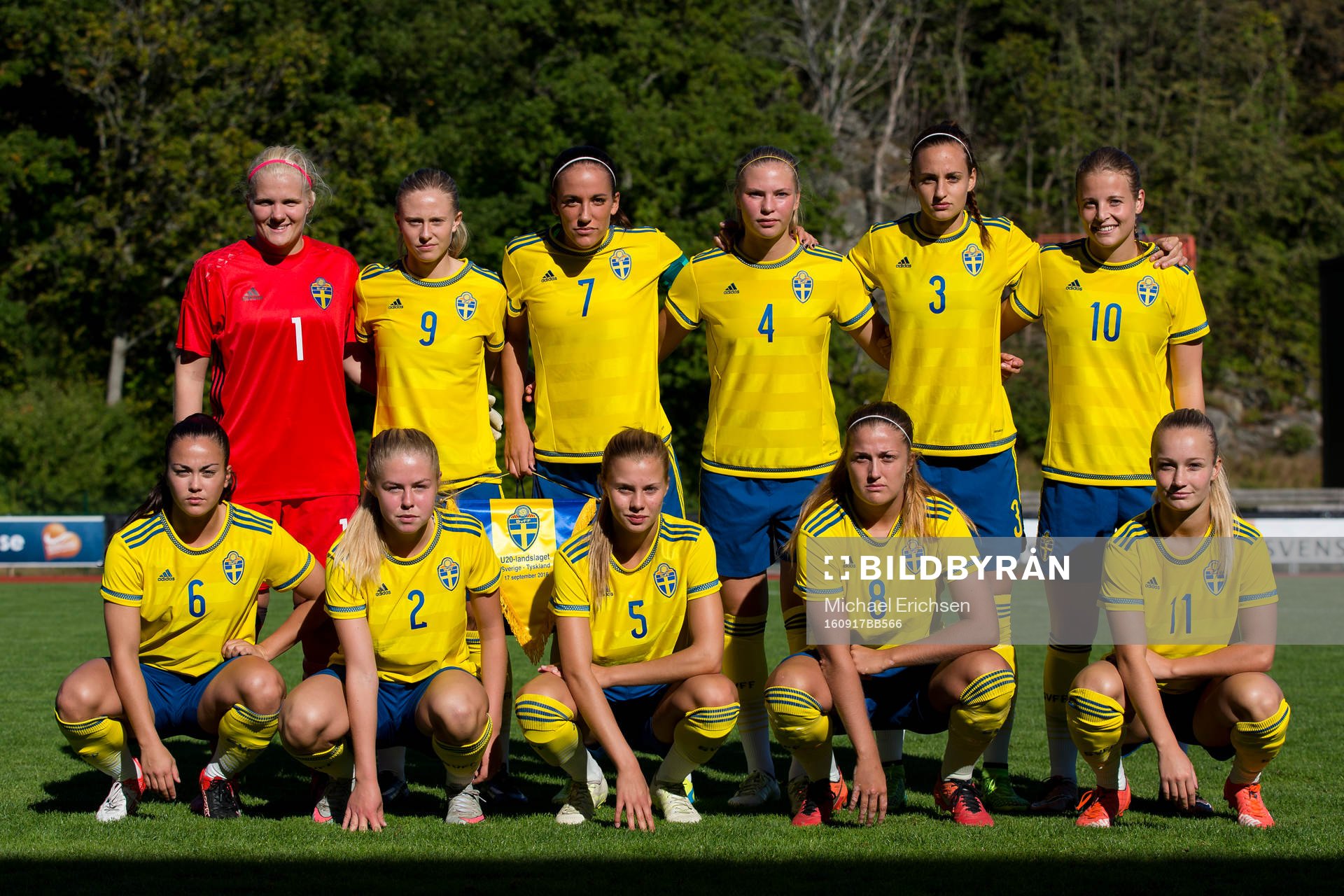 Sveriges startelva. Uppe fr.v. målvakt Emma Holmgren,