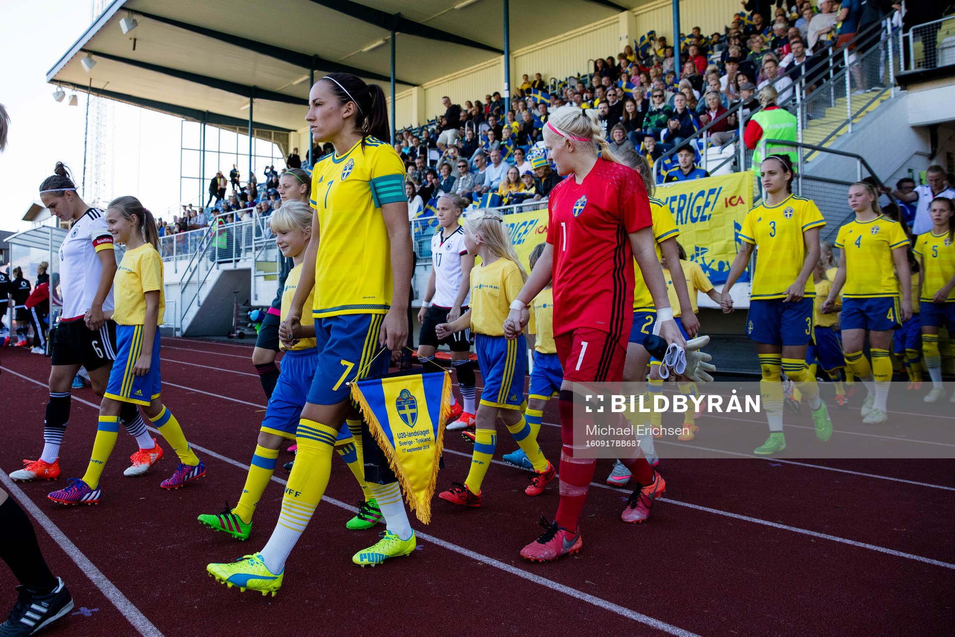 Sveriges Anna Oskarsson följd av målvakt Emma Holmgren
