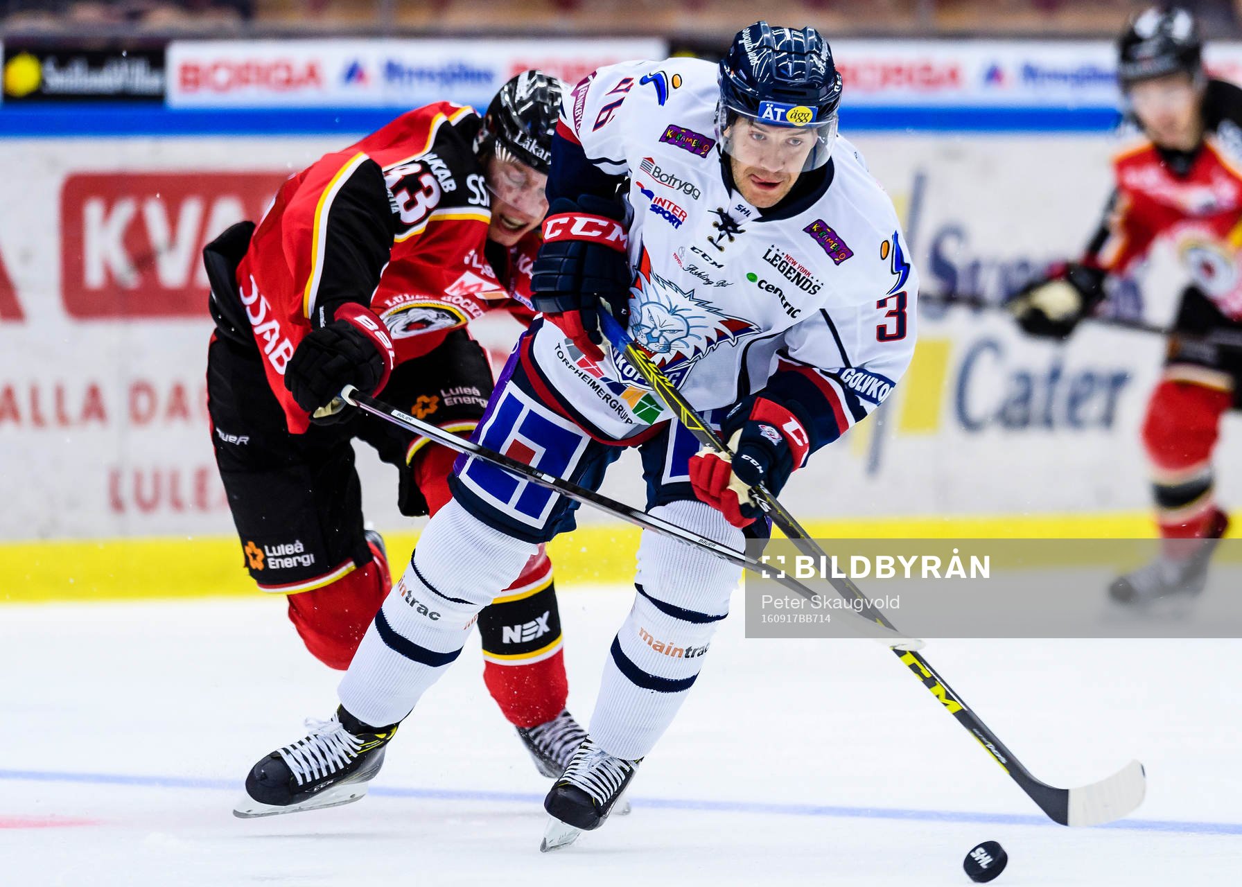 Linköpings Niklas Fogström jagas av Luleås Christopher
