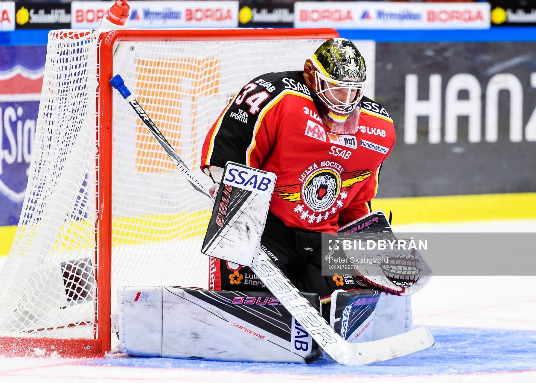 Luleås målvakt Joel Lassinatti räddar ett skott