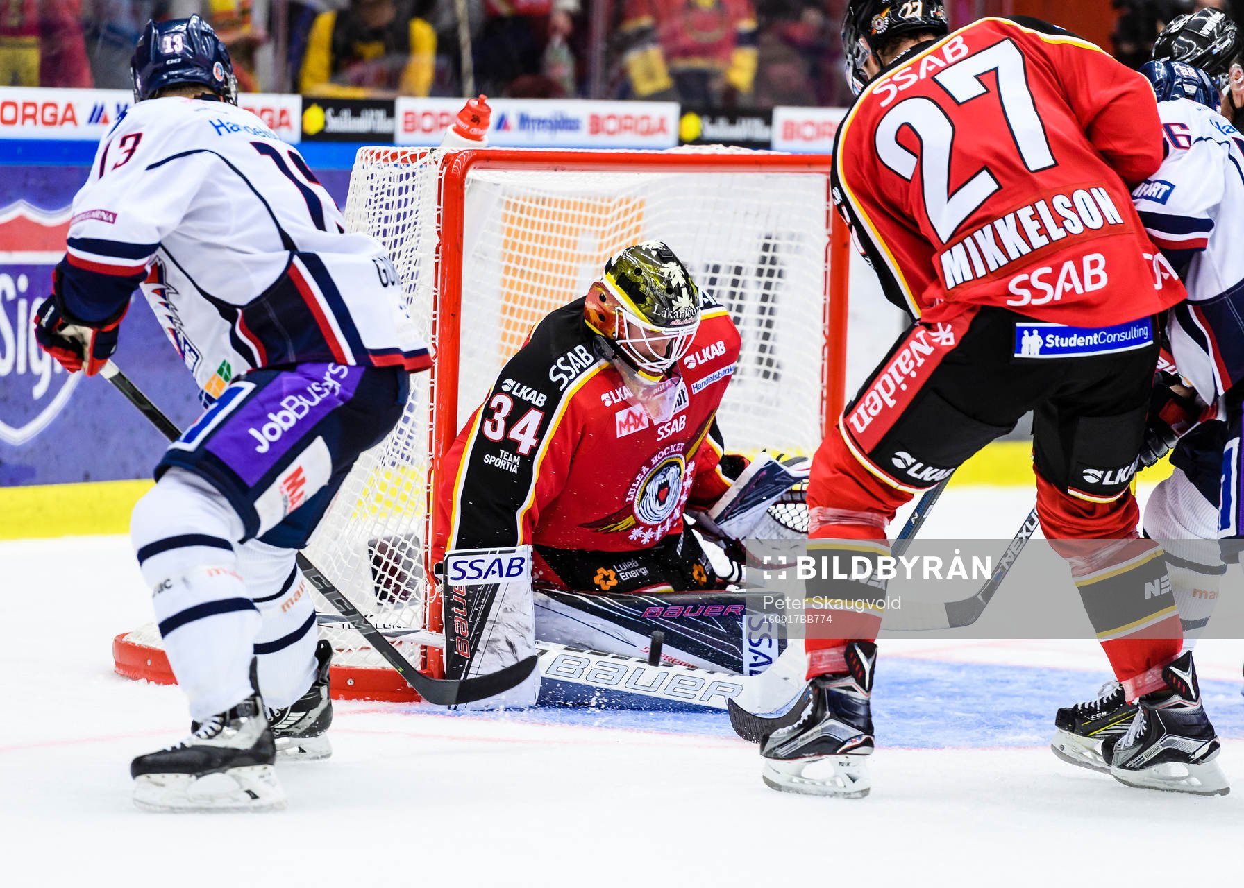 Luleås målvakt Joel Lassinatti räddar ett skott